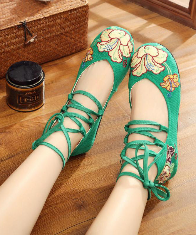 ブラックコットン生地に刺繍入りフラットシューズ。ハンドメイドクロスストラップフラットシューズ。