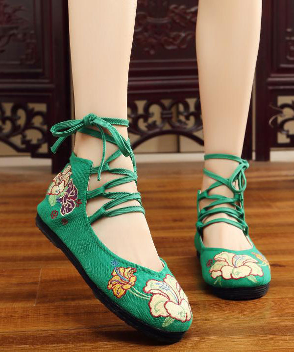 ブラックコットン生地に刺繍入りフラットシューズ。ハンドメイドクロスストラップフラットシューズ。