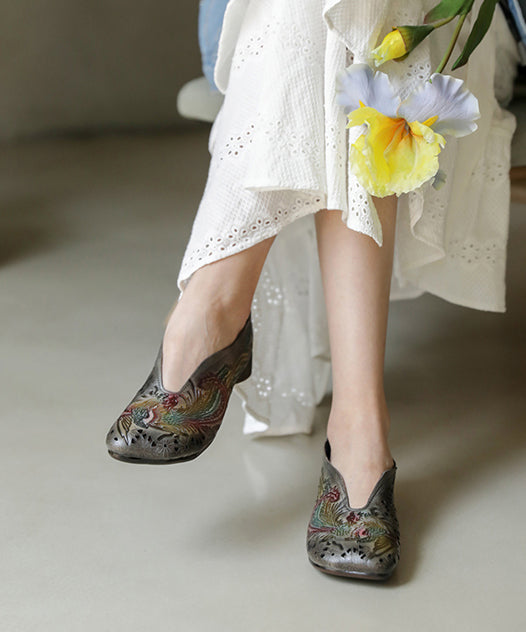 グレーのフラットフットシューズ 牛革 シンプルなエンボス加工 くり抜きフラットフットシューズ