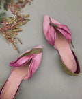 ハンドメイドのピンクサテンフラワーポインテッドトゥフラットシューズ