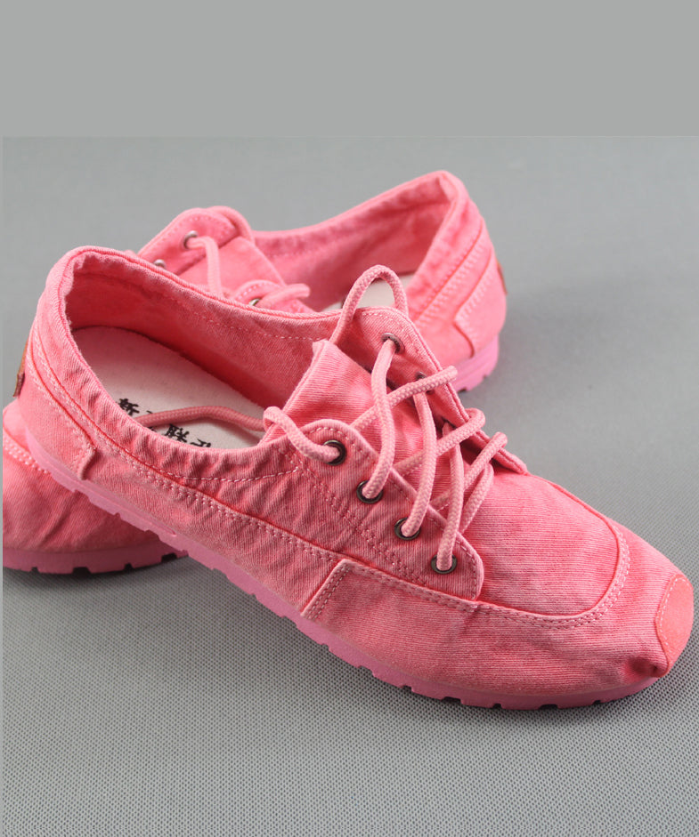 シンプルなブルーのコットン生地を使用した女性用フラットシューズ（クロスストラップ）