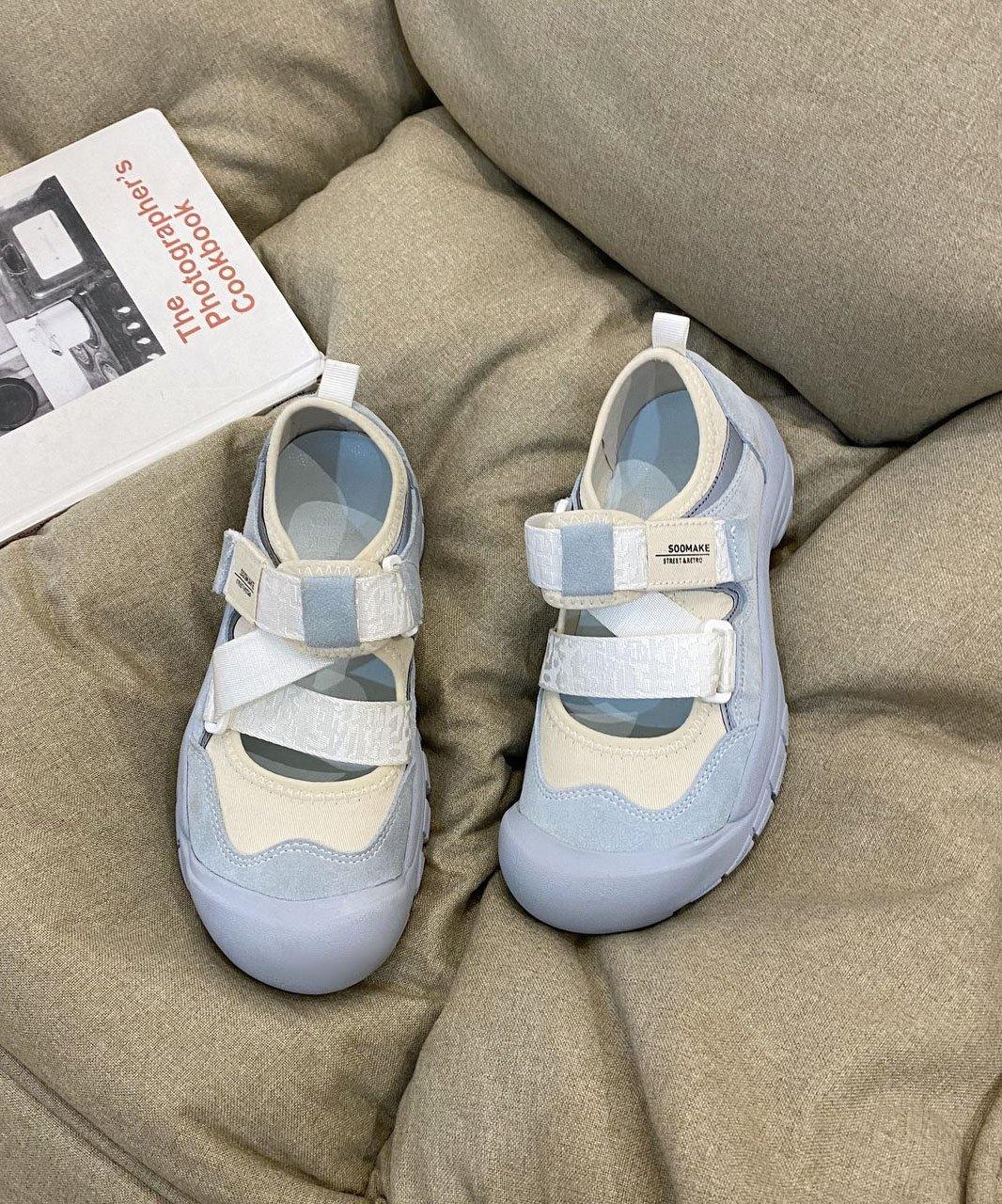 ユニークなクロスストラップフラットフットシューズ ベージュフェイクレザー