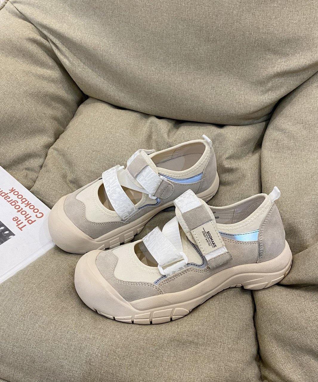 ユニークなクロスストラップフラットフットシューズ ベージュフェイクレザー