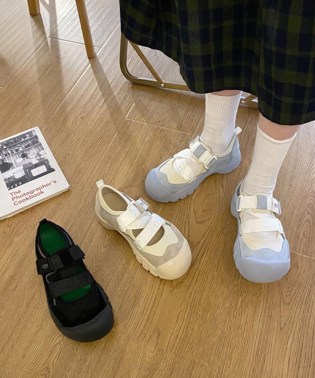 ユニークなクロスストラップフラットフットシューズ ベージュフェイクレザー